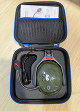 Das olivgrüne Protos BT COM in der geöffneten Originalverpackung