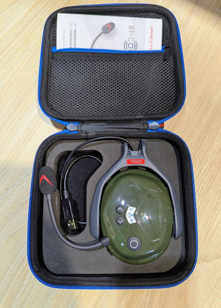Das olivgrüne Protos BT COM in der geöffneten Originalverpackung