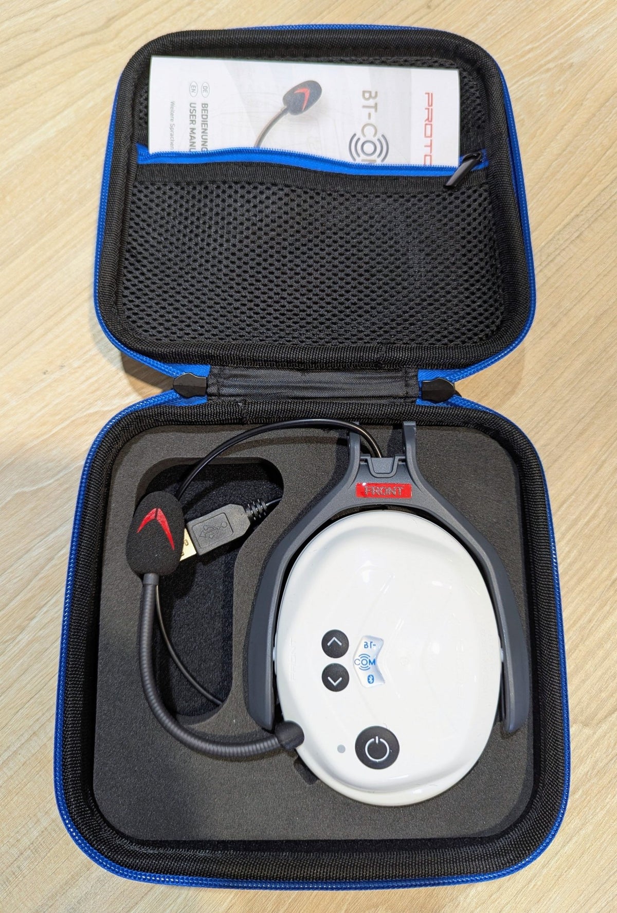 Das weiße Protos BT COM in der Verpackung