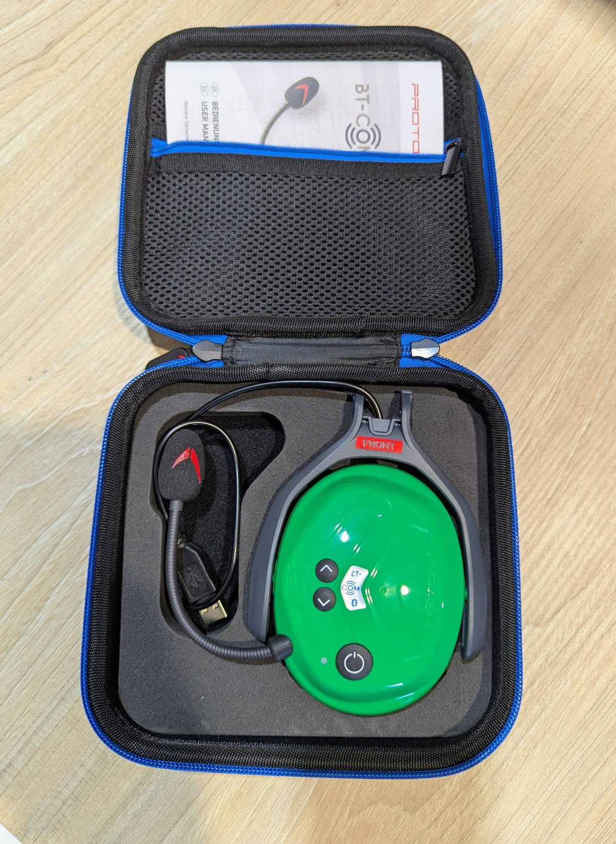 Das grüne BT COM von Protos in der Originalverpackung