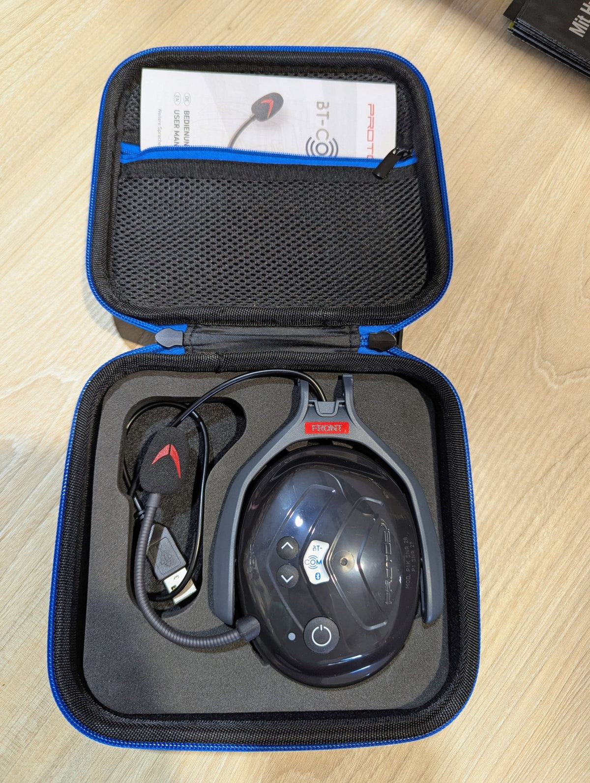 Das schwarze Protos BT COM in der geöffneten Verpackung
