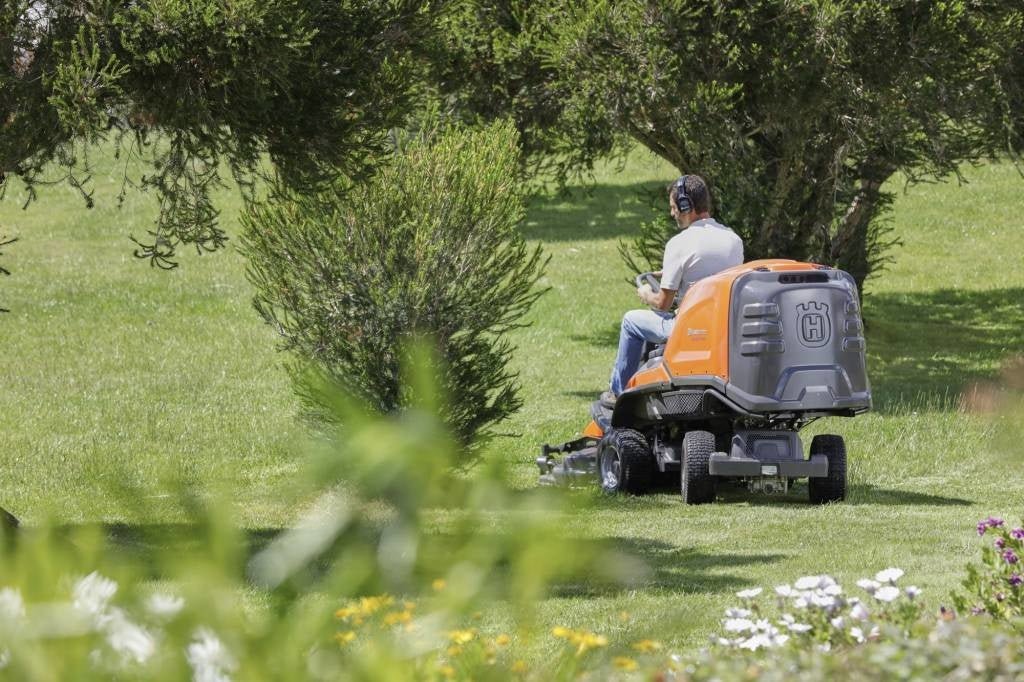 Mit 112cm Mähwerk: RC 320 Ts AWD Frontmäher - Husqvarna®