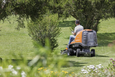 Mit 112cm Mähwerk: RC 320 Ts AWD Frontmäher - Husqvarna®