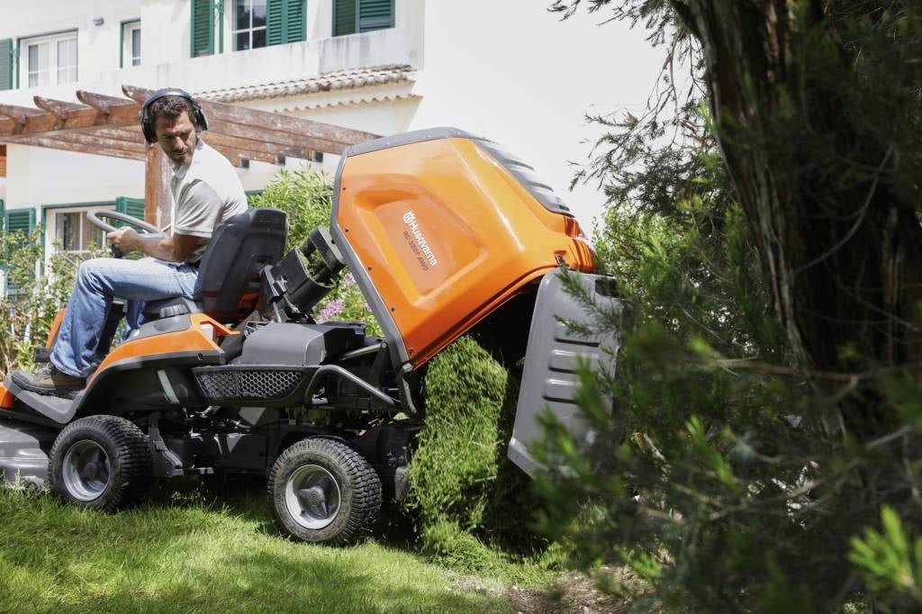 Mit 112cm Mähwerk: RC 320 Ts AWD Frontmäher - Husqvarna®