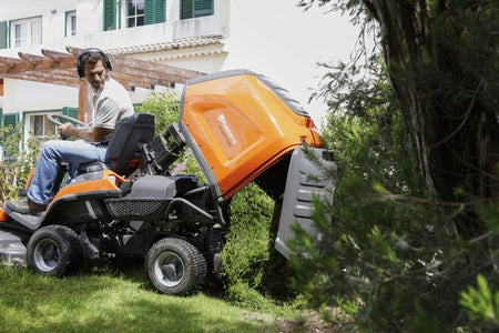 Mit 112cm Mähwerk: RC 320 Ts AWD Frontmäher - Husqvarna®